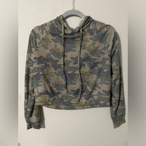 Tresics Camo Hooded Crop Top